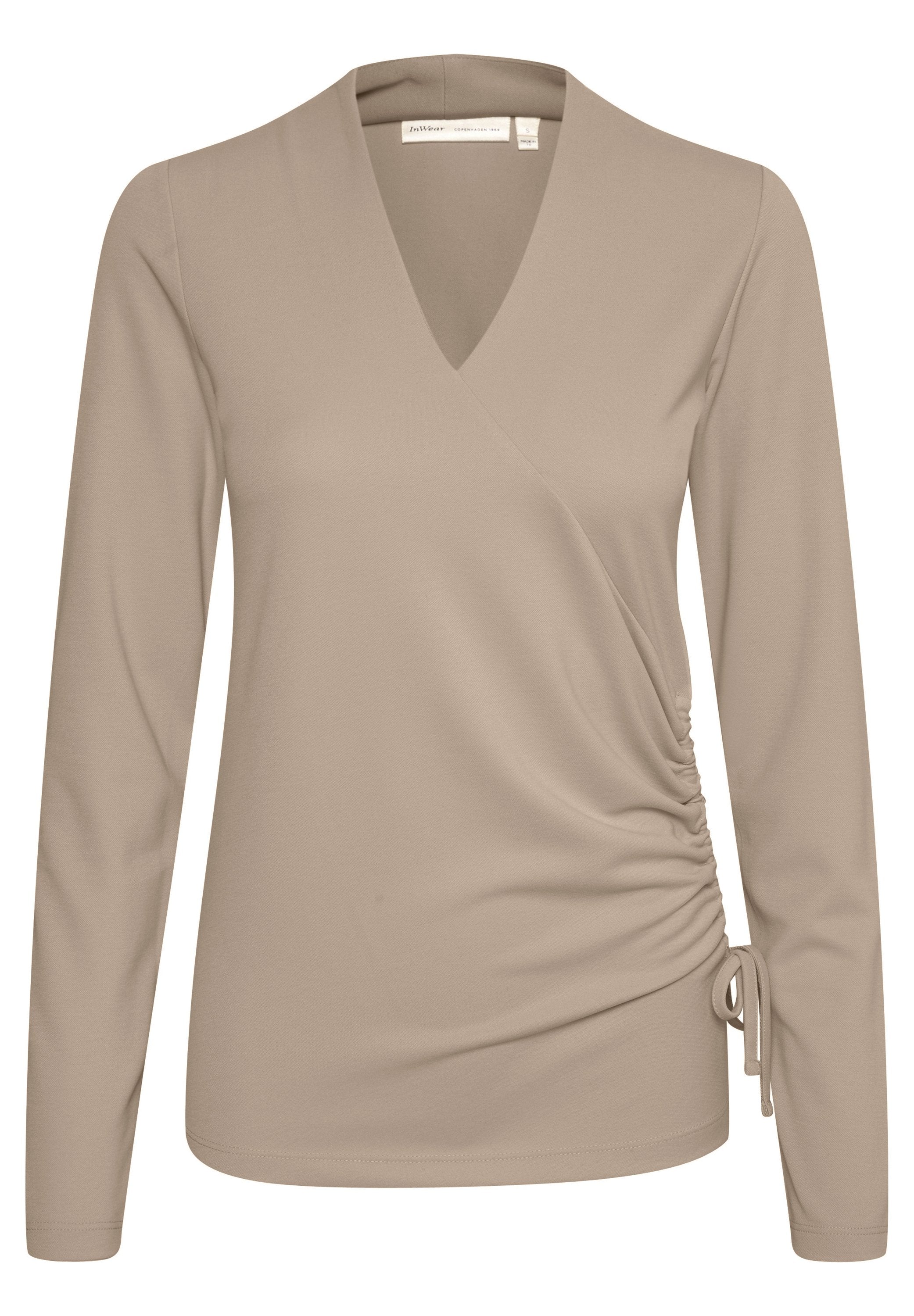 Beige Langarmshirt mit V-Ausschnitt und gerafftem Seitendetail. Hergestellt aus weichem Stoff mit glatter Textur und verstellbarem Band in der Taille.