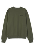 Olivgrüner Rundhalsausschnitt-Pullover mit langen Ärmeln, gerippten Bündchen und Saum, mit klein schwarzem "PEGADOR"-Text auf der Brust.