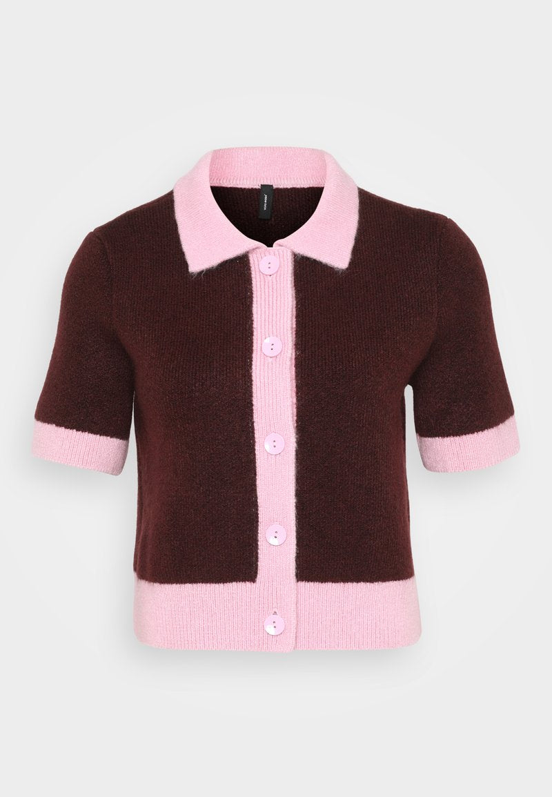 Brauner und rosa kurzärmliger Cardigan mit Kragen, gerippten Kanten und fünf rosa Knöpfen an der Vorderseite, aus weichem Strickmaterial gefertigt.