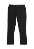 Schwarze Slim-Fit-Hose mit Gürtelschlaufen, vorne mit Knopf- und Reißverschluss, Seitentaschen und einem kleinen Markenlabel innen im Bund.