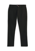 Schwarze Slim-Fit-Hose mit Gürtelschlaufen, vorne mit Knopf- und Reißverschluss, Seitentaschen und einem kleinen Markenlabel innen im Bund.