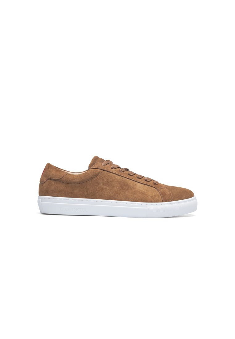 Braune Wildledersneaker mit weißen Gummisohlen, runder Spitze, minimalistischem Design und passenden braunen Schnürsenkeln.