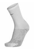 Weiße Sportsocke mit geripptem Muster, in knöchelhoher Länge und grauen Musterakzenten am Fuß. Mit einem schwarzen Logo oben.