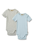 Zwei kurzärmelige Bodysuits. Einer aus grauem, geripptem Stoff mit Schulterknöpfen und einer aus hellblauem, geripptem Stoff. Beide haben einen Rundhalsausschnitt.
