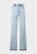 Hellblaue Jeans mit hoher Taille, weitem Bein und klassischem Fünf-Taschen-Design, dargestellt auf einem einfarbigen hellen Hintergrund.