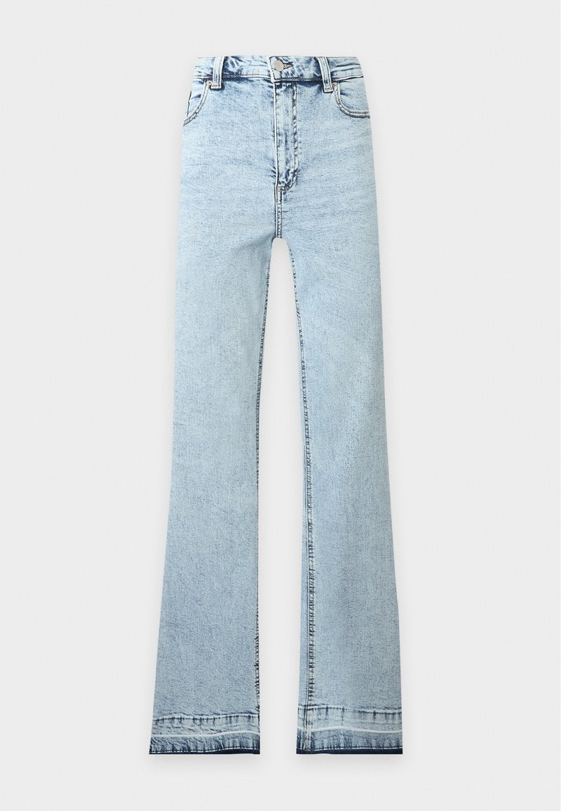 Hellblaue Jeans mit hoher Taille, weitem Bein und klassischem Fünf-Taschen-Design, dargestellt auf einem einfarbigen hellen Hintergrund.
