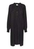 Schwarzes, langärmeliges Kleid aus leichtem, strukturiertem Stoff. Verfügt über einen V-Ausschnitt, eine geraffte Halslinie und eine Knopfleiste mit drei Knöpfen. Lässige Passform.