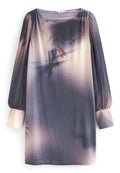 Langärmliges Kleid mit gepufften Manschetten, rundem Ausschnitt und Farbverlauf in Lila, Grau und Beige mit subtilen Blumenmustern.