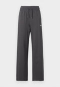 Dunkelgraue Sweatpants mit weitem Bein, geripptem elastischem Bund und Kordelzug, mit kleinem weißem Logo am rechten Oberschenkel.