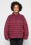 Bordeauxfarbene Daunenjacke mit hohem Kragen, durchgehendem Reißverschluss und horizontal gestepptem Design. Strukturiertes Material und lässige Passform.