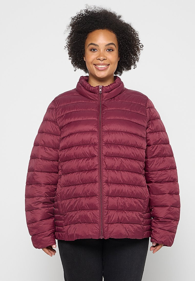 Bordeauxfarbene Daunenjacke mit hohem Kragen, durchgehendem Reißverschluss und horizontal gestepptem Design. Strukturiertes Material und lässige Passform.