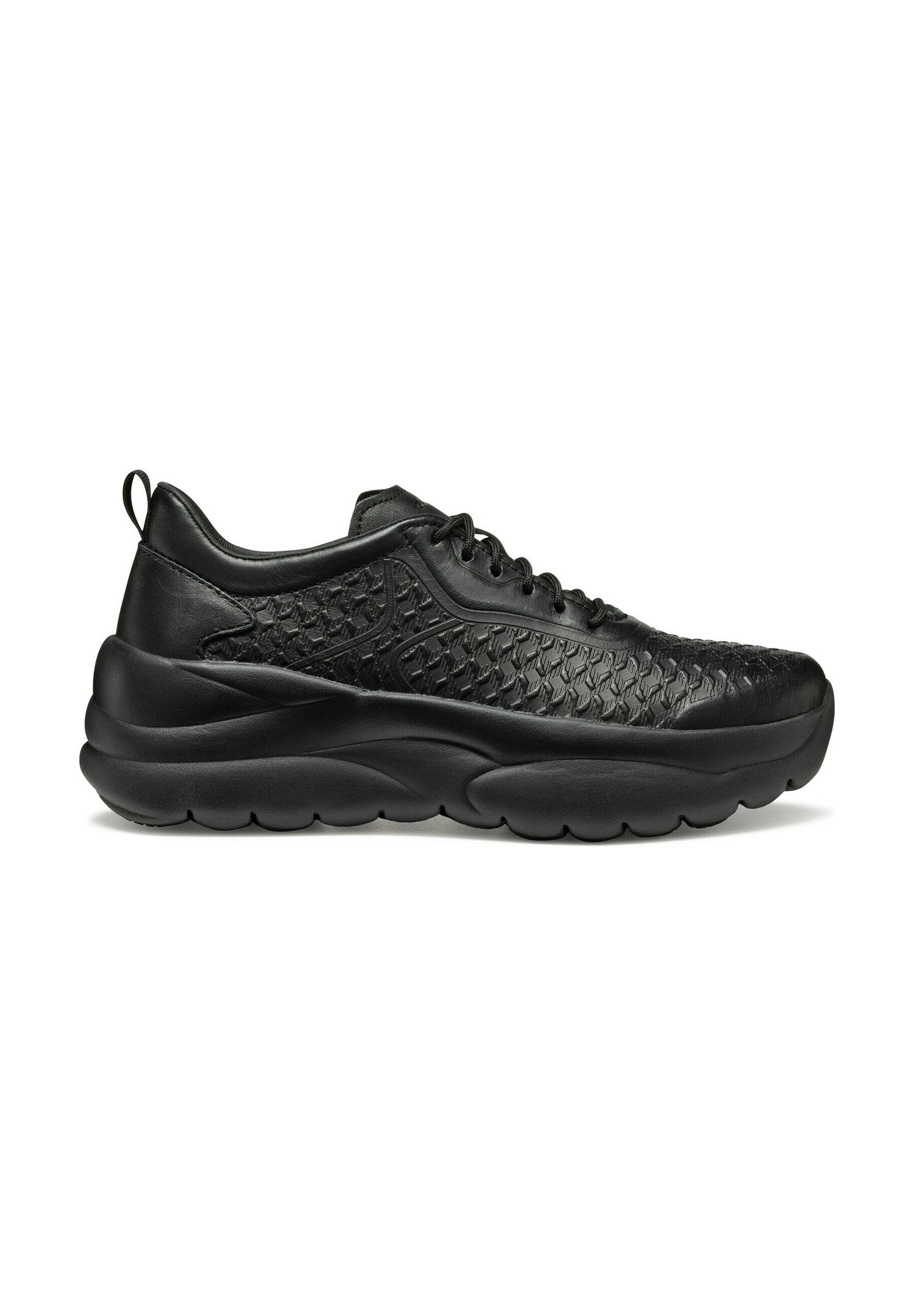 Schwarze Sportschuhe mit einem strukturierten, gewebten Muster im Obermaterial, Gummisohle, runder Zehenpartie und einem Fersenlasche für einfaches An- und Ausziehen.