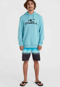 Helleblaue Kapuzenjacke mit schwarzem O'Neill-Logo, kombiniert mit gestreiften Badehosen in Blau und Schwarz. Getragen mit schwarzen Flip-Flops.