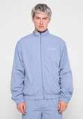 Hellblauer, Reißverschluss-Windbreaker mit Stehkragen, elastischen Bündchen und einem vorderen Logo "DAILY PAPER". Hergestellt aus einem glatten, leichten Stoff.