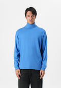 Blauer Rollkragenpullover aus einem weichen, leichten Material mit langen Ärmeln und lockerer Passform. Verfügt über eine subtile Textur und ein minimalistisches Design.