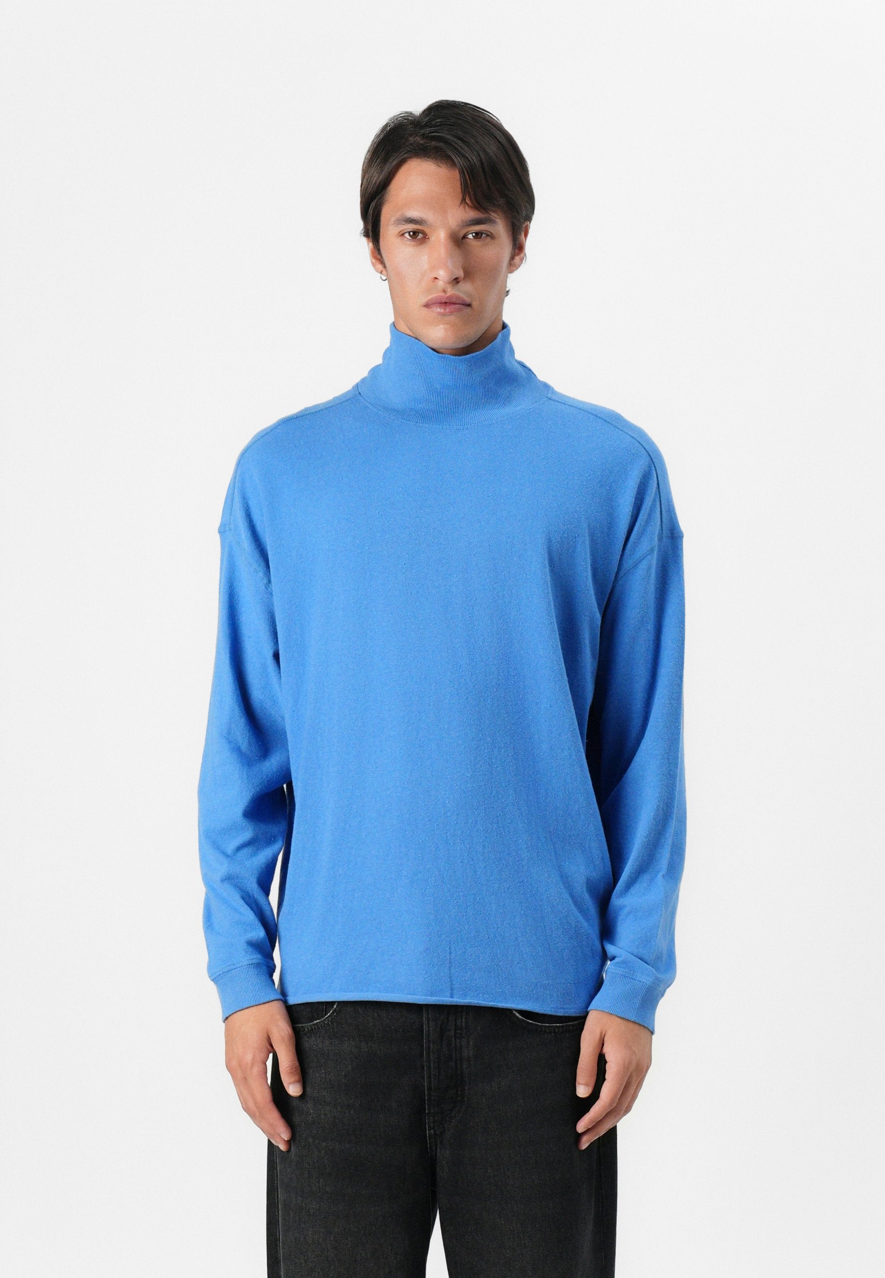 Blauer Rollkragenpullover aus einem weichen, leichten Material mit langen Ärmeln und lockerer Passform. Verfügt über eine subtile Textur und ein minimalistisches Design.