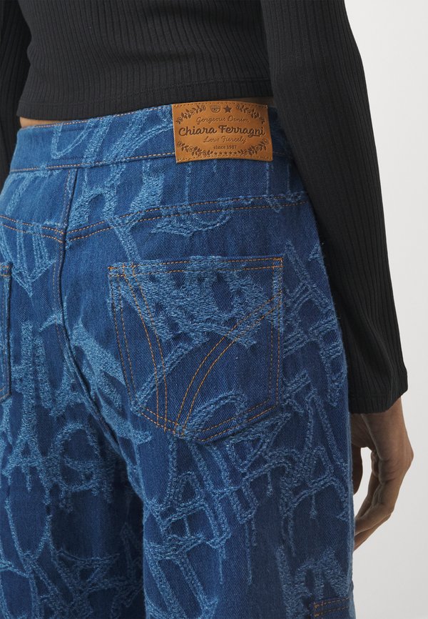 CHIARA FERRAGNI PANTALONI