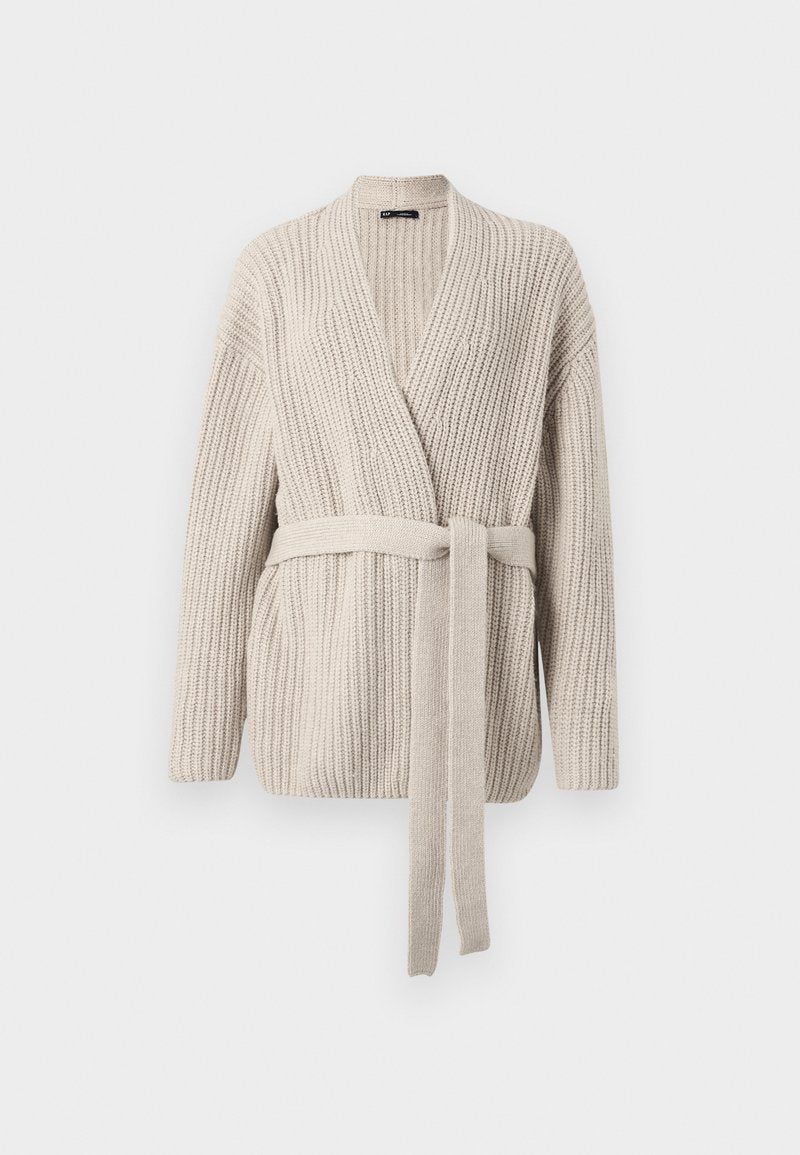 Beige Rippstrickstrickjacke mit langen Ärmeln und einem passenden gestrickten Gürtel, der in der Taille gebunden ist, auf einem weißen Hintergrund präsentiert.