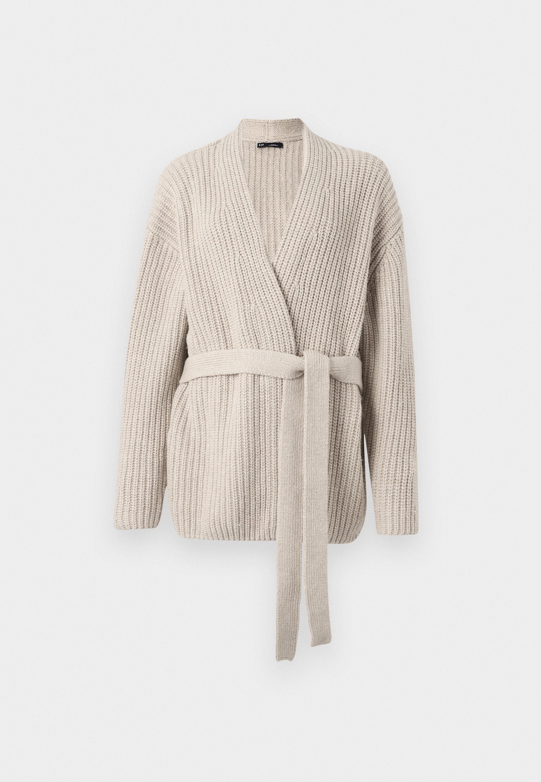 Beige Rippstrickstrickjacke mit langen Ärmeln und einem passenden gestrickten Gürtel, der in der Taille gebunden ist, auf einem weißen Hintergrund präsentiert.