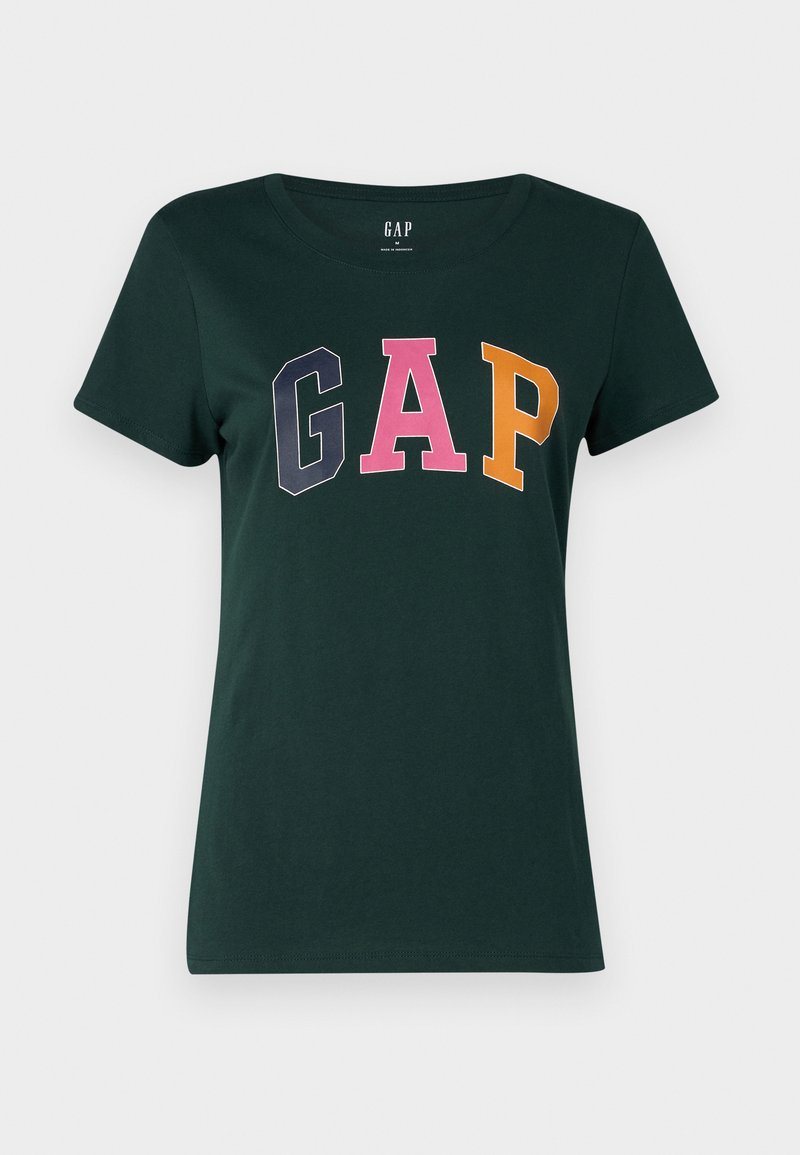 Dunkelgrünes Baumwoll-T-Shirt mit Rundhalsausschnitt, das das Wort "GAP" in großen, mehrfarbigen Blockbuchstaben zeigt: marineblau, rosa und orange.
