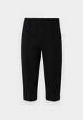 Schwarze, taillierte Hosen aus dehnbarem Stoff, mit Nahtdetails an der Vorderseite und einer figurbetonten Schnittführung, die eine glatte Silhouette bietet.