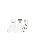 Drei Paare weiße Socken mit Hello Kitty Motiven. Zwei Paare haben bestickte Bilder; ein Paar hat einen braun gestreiften Bund.