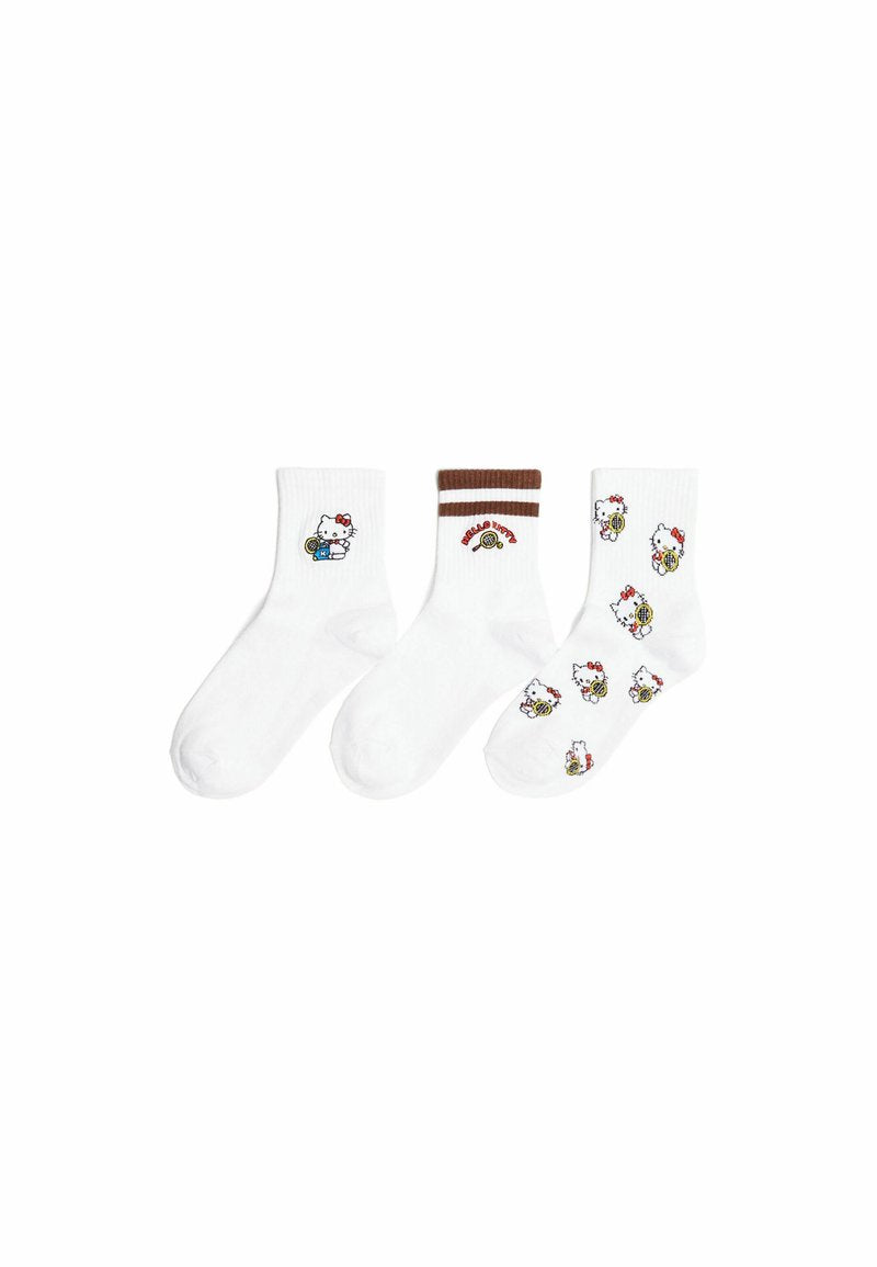 Drei Paare weiße Socken mit Hello Kitty Motiven. Zwei Paare haben bestickte Bilder; ein Paar hat einen braun gestreiften Bund.