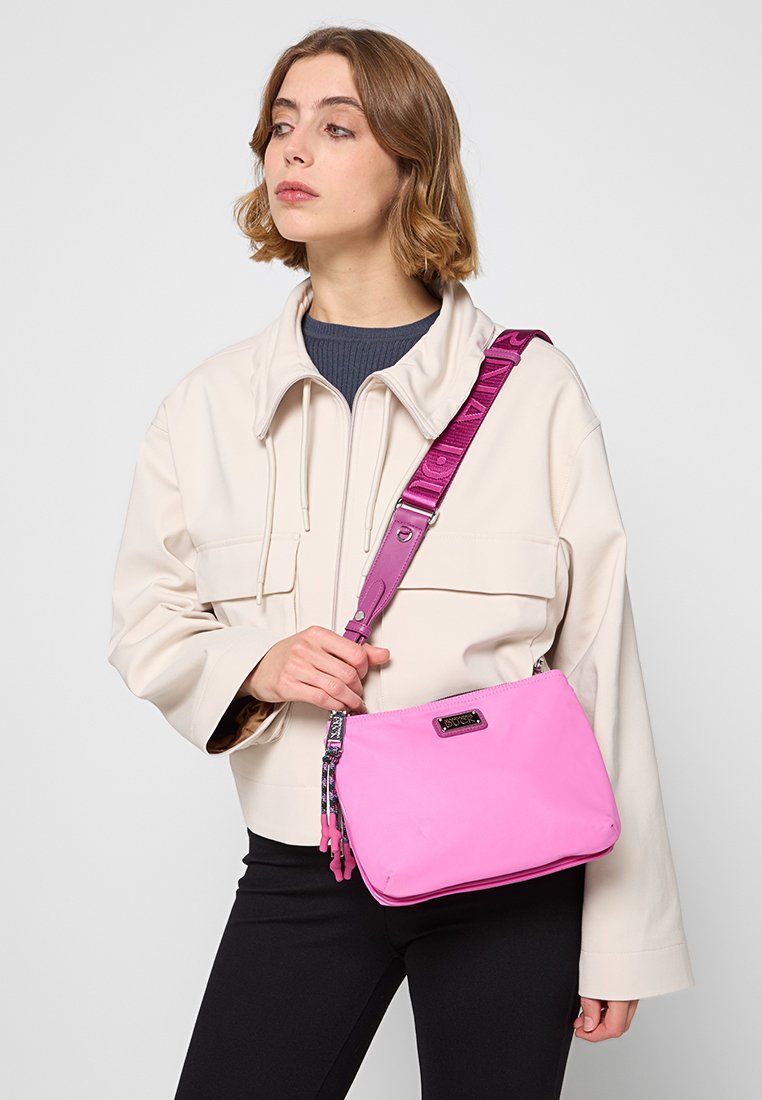 Mandarina Duck STYLE