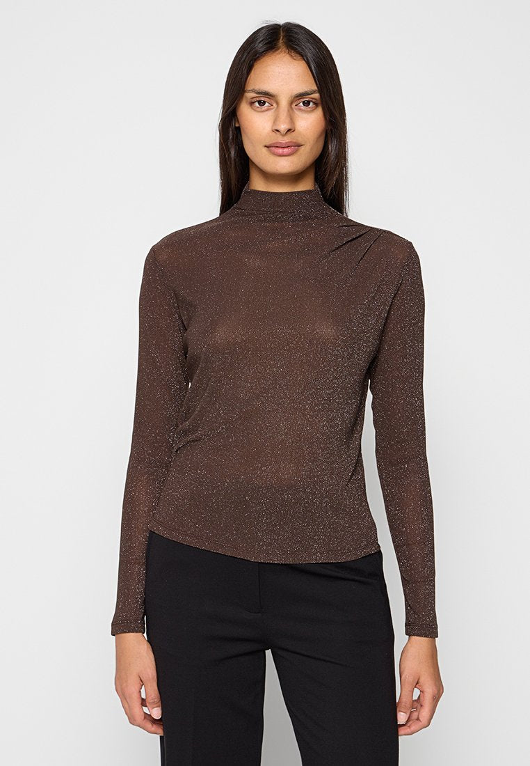 Braunes Langarmshirt mit hohem Kragen, aus glänzendem, strukturiertem Stoff mit dezenten Glitzereffekten und figurbetontem Schnitt.