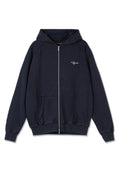 Marineblauer Zip-Hoodie mit Kapuze, gefütterten Taschen, Rippbündchen und Saum. Mit kleinem weißem Logo auf der Brust. Weiches, Baumwollmischmaterial.