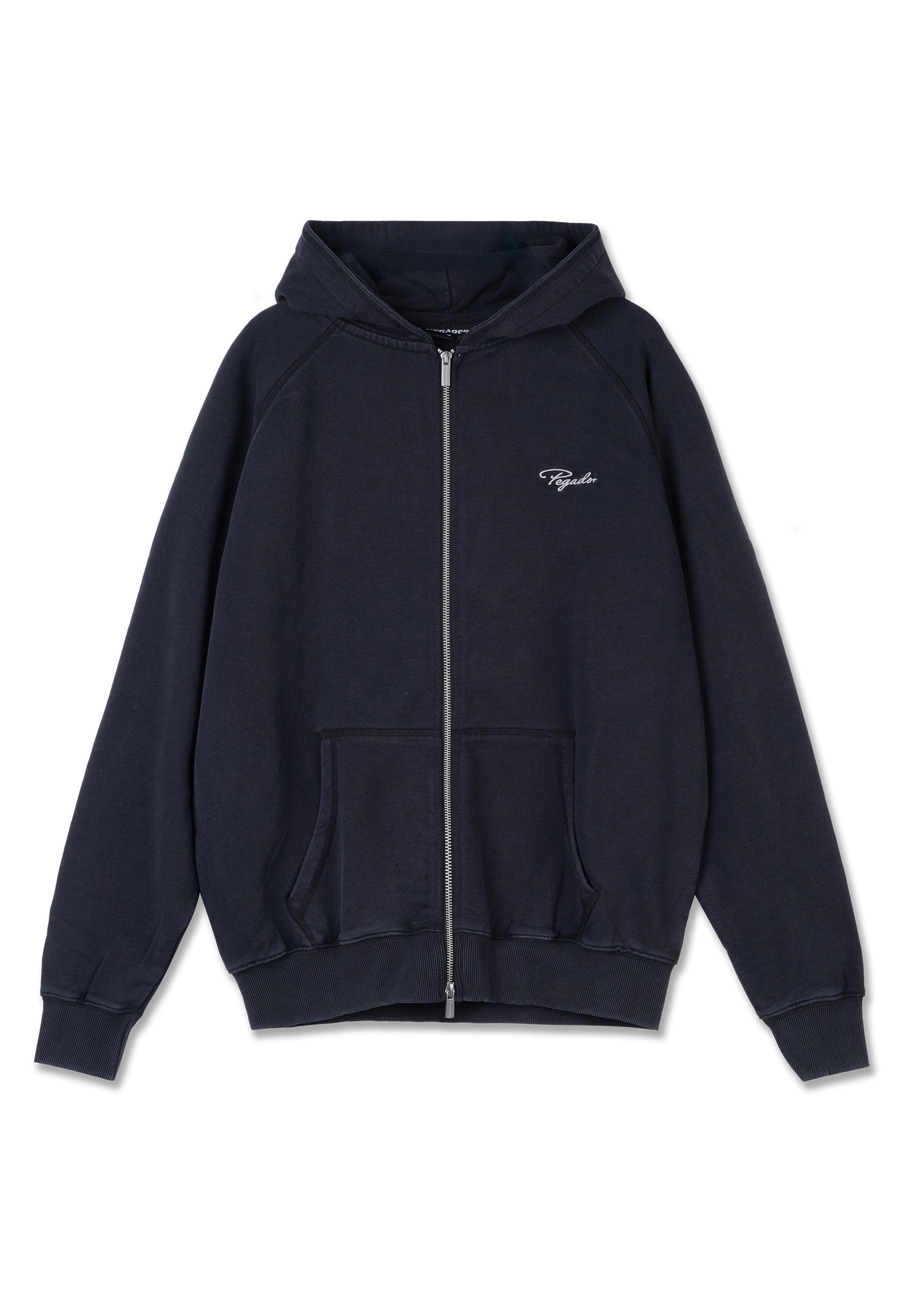 Marineblauer Zip-Hoodie mit Kapuze, gefütterten Taschen, Rippbündchen und Saum. Mit kleinem weißem Logo auf der Brust. Weiches, Baumwollmischmaterial.