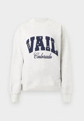 Grauer Pullover mit gerippten Bündchen und Saum. Enthält dunkelblaue Blockbuchstaben mit der Aufschrift "VAIL" und "Colorado" in Kursivschrift, akzentuiert mit weißen Details.