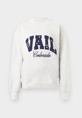 Grauer Pullover mit gerippten Bündchen und Saum. Enthält dunkelblaue Blockbuchstaben mit der Aufschrift "VAIL" und "Colorado" in Kursivschrift, akzentuiert mit weißen Details.