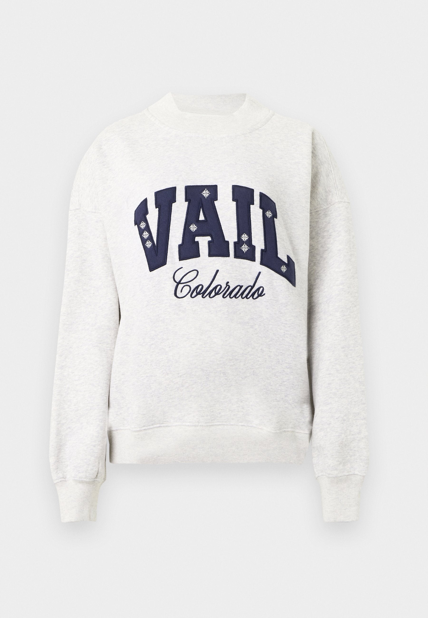 Grauer Pullover mit gerippten Bündchen und Saum. Enthält dunkelblaue Blockbuchstaben mit der Aufschrift "VAIL" und "Colorado" in Kursivschrift, akzentuiert mit weißen Details.