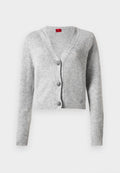 Grauer, gerippter Cardigan mit langen Ärmeln, V-Ausschnitt und drei Knopfverschluss. Verfügt über ein kurzes Design und eine weiche Textur.