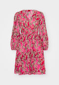 Blumenkleid in lebhaftem Pink mit langen Puffärmeln, aus strukturiertem Stoff und mit tailliertem Schnitt, verziert mit kleinen beigen und cremefarbenen Blumen.