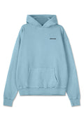Hellblauer Hoodie aus weichem Stoff, mit einer Vordertasche, gerippten Bündchen und einem abgerundeten Saum vorne. Der Markenname "PEGADOR" ist in Schwarz aufgedruckt.