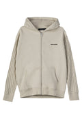 Beige Zip-Hoodie mit strukturiertem, geripptem Design an den Ärmeln, Kängurutasche und gesticktem Logo auf der Brust. Weiches Material.