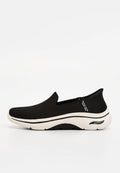 Schwarzer Slip-On-Sneaker von Skechers mit weißer, gepolsterter Sohle mit der Aufschrift "Arch Fit" und atmungsaktivem Mesh-Obermaterial, Seitenansicht.