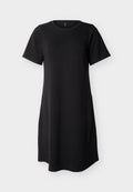 Schwarzes, kurzärmliges knielanges Kleid mit rundem Ausschnitt, geradem Schnitt und glattem Stoff, auf weißem Hintergrund dargestellt.