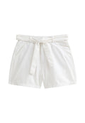 Weiße Baumwollshorts mit einem gegurteten Bund, die seitliche Taschen und eine glatte Textur aufweisen. Das Design ist einfach und unbeschwert.