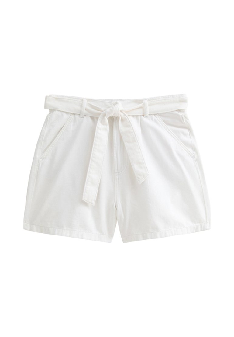 Weiße Baumwollshorts mit einem gegurteten Bund, die seitliche Taschen und eine glatte Textur aufweisen. Das Design ist einfach und unbeschwert.