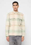 Hemd mit Knopfleiste, das ein kariertes Muster in Beige- und Grüntönen aufweist, aus strukturiertem Stoff gefertigt ist, zwei Brusttaschen hat und einen Kragen besitzt.