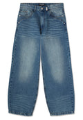 Hellblaue Denim-Jeans mit weitem Bein und einem ausgewaschenen Finish, ausgestattet mit fünf Taschen, Metallbeschlägen und einem Reißverschluss.