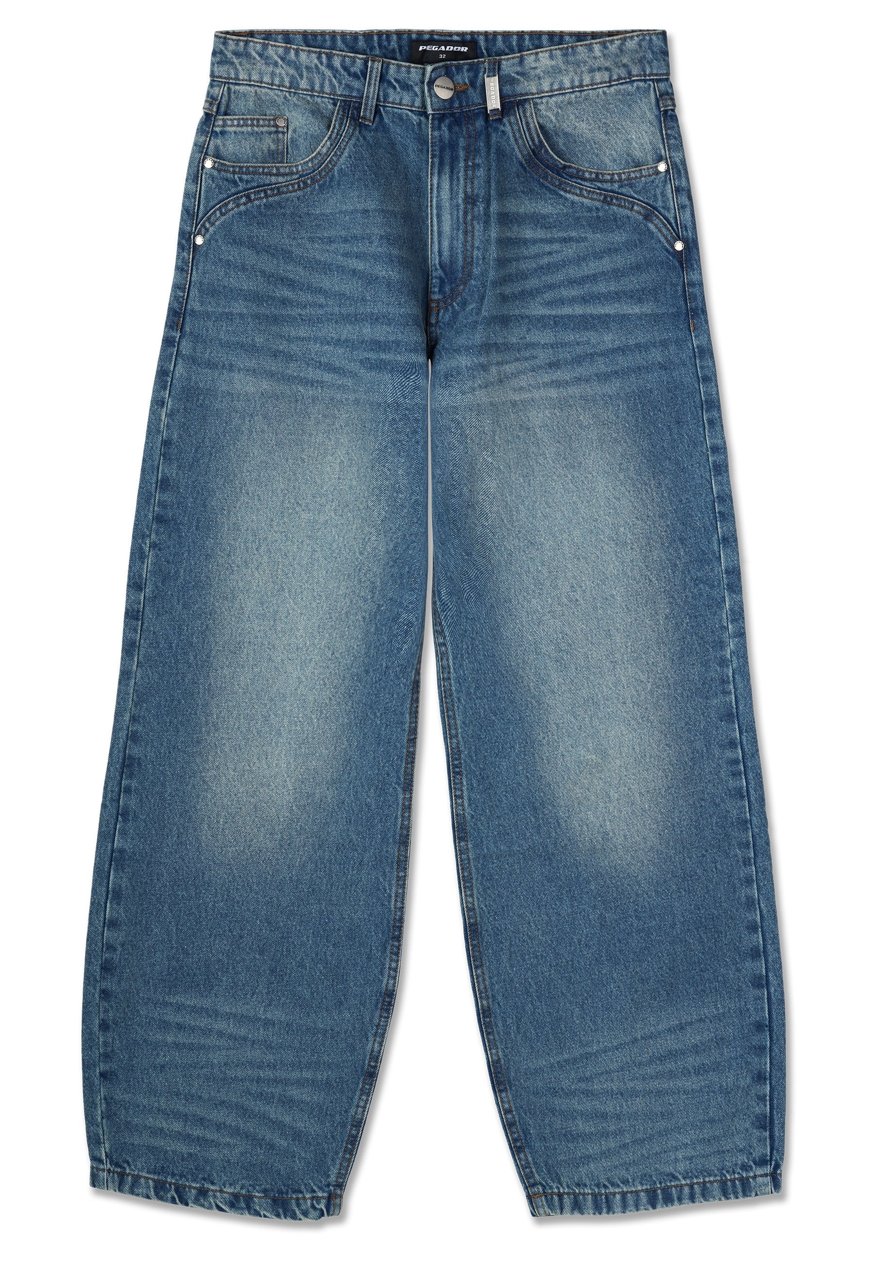 Hellblaue Denim-Jeans mit weitem Bein und einem ausgewaschenen Finish, ausgestattet mit fünf Taschen, Metallbeschlägen und einem Reißverschluss.