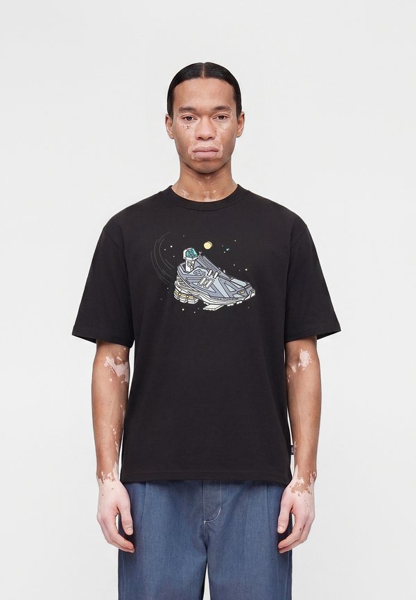 New Balance GHICA SHUTTLE  - Print T-shirt - black