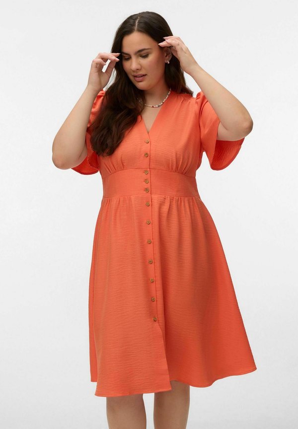 Vero Moda Curve VMCMELANEY Short - Shirt dress - firecracker