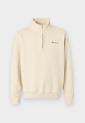 Beiger Sweatshirt mit Viertel-Reißverschluss, hohem Kragen, gerippten Bündchen und Saum sowie kleinem schwarzem Logotext auf der linken Brust.