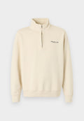 Beiger Sweatshirt mit Viertel-Reißverschluss, hohem Kragen, gerippten Bündchen und Saum sowie kleinem schwarzem Logotext auf der linken Brust.