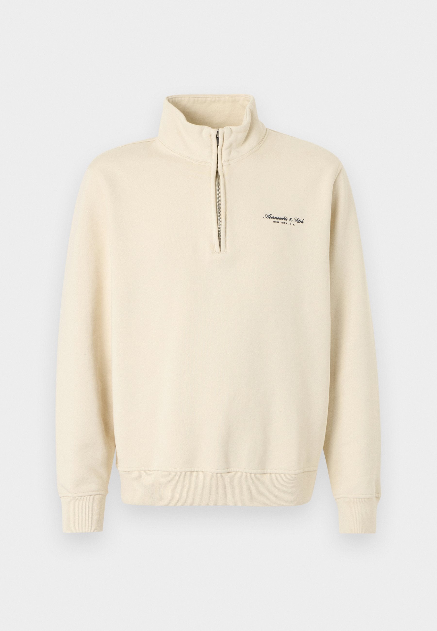 Beiger Sweatshirt mit Viertel-Reißverschluss, hohem Kragen, gerippten Bündchen und Saum sowie kleinem schwarzem Logotext auf der linken Brust.